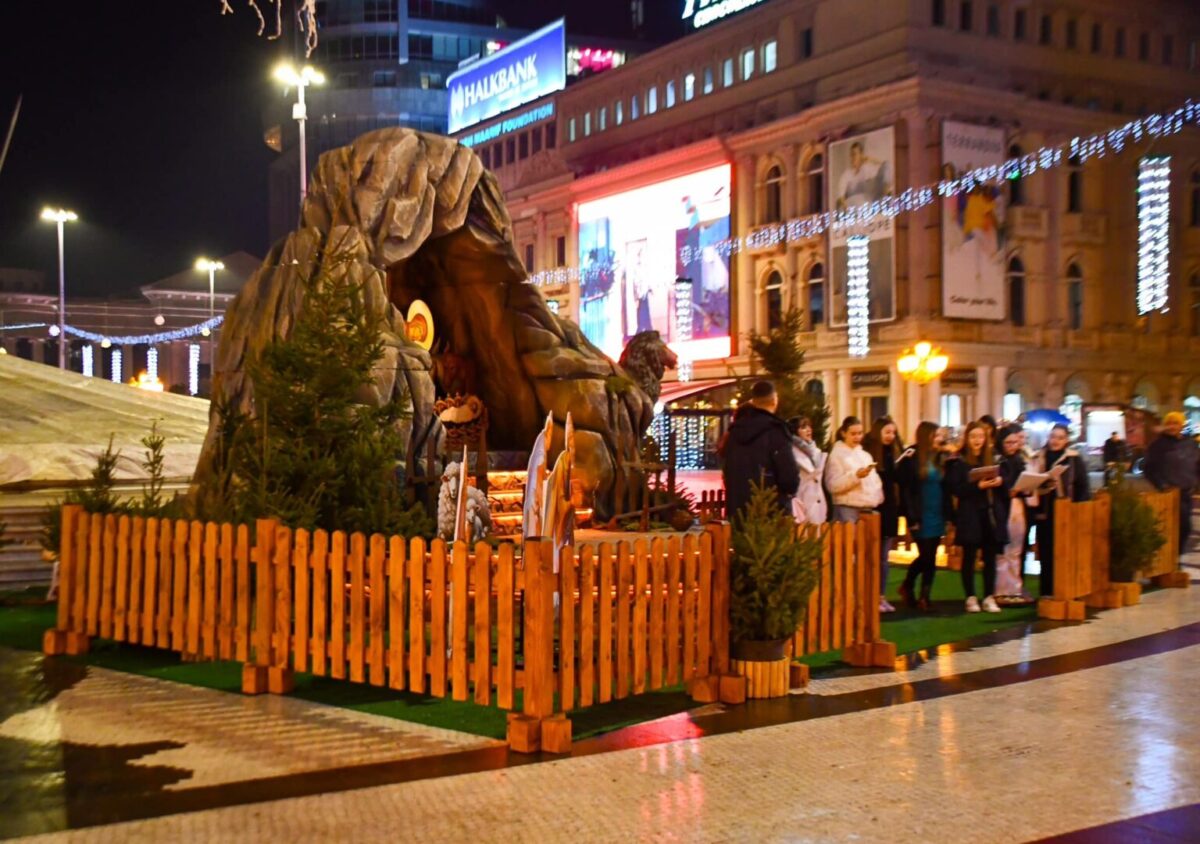 Поставена божикна пештера на плоштад „Македонија“