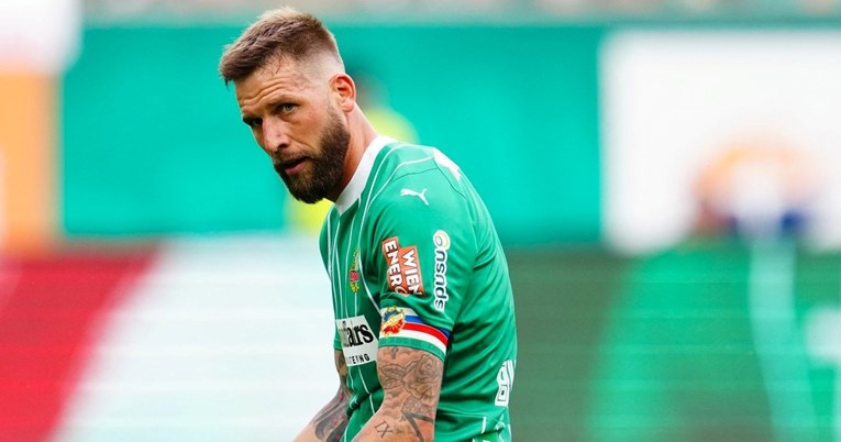 Претепан играч на Рапид во центарот на Виена, има фрактура на черепот, пренесен е во болница