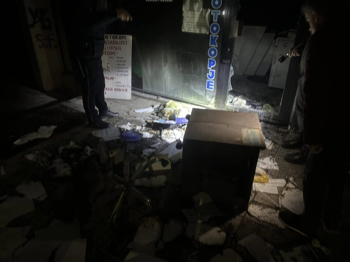 Прибрани се траги за вештачење и се врши увид во снимките од надзорните камери, велат од Обвинителството по опожарувањето автомобили и објект во Куманово