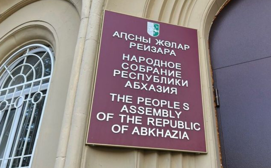 Пукање во парламентот во Абхазија: еден пратеник убиен, втор ранет