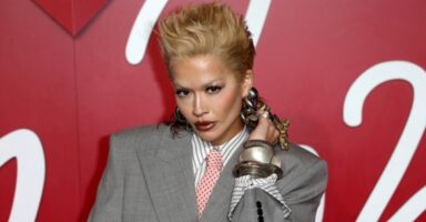 Рита Ора изненади со својот изглед на доделување на награди