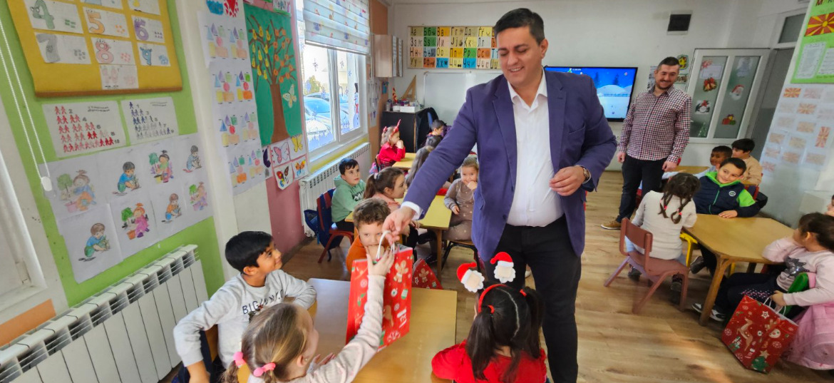 Смарт таблети и новогодишни пакетчиња за децата и учениците од општина Илинден