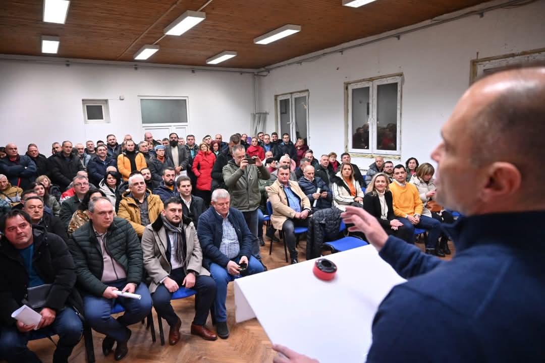 Според Филипче, Мицкоски глуми загрижен политичар – „Срамота е што им дозволивте на трговците да профитираат додека расте сиромаштијата“
