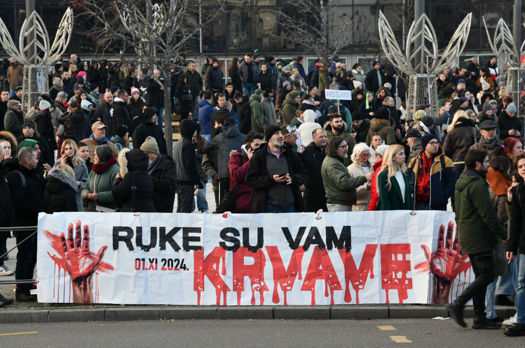 (Фото+видео) Масовни протести во Белград