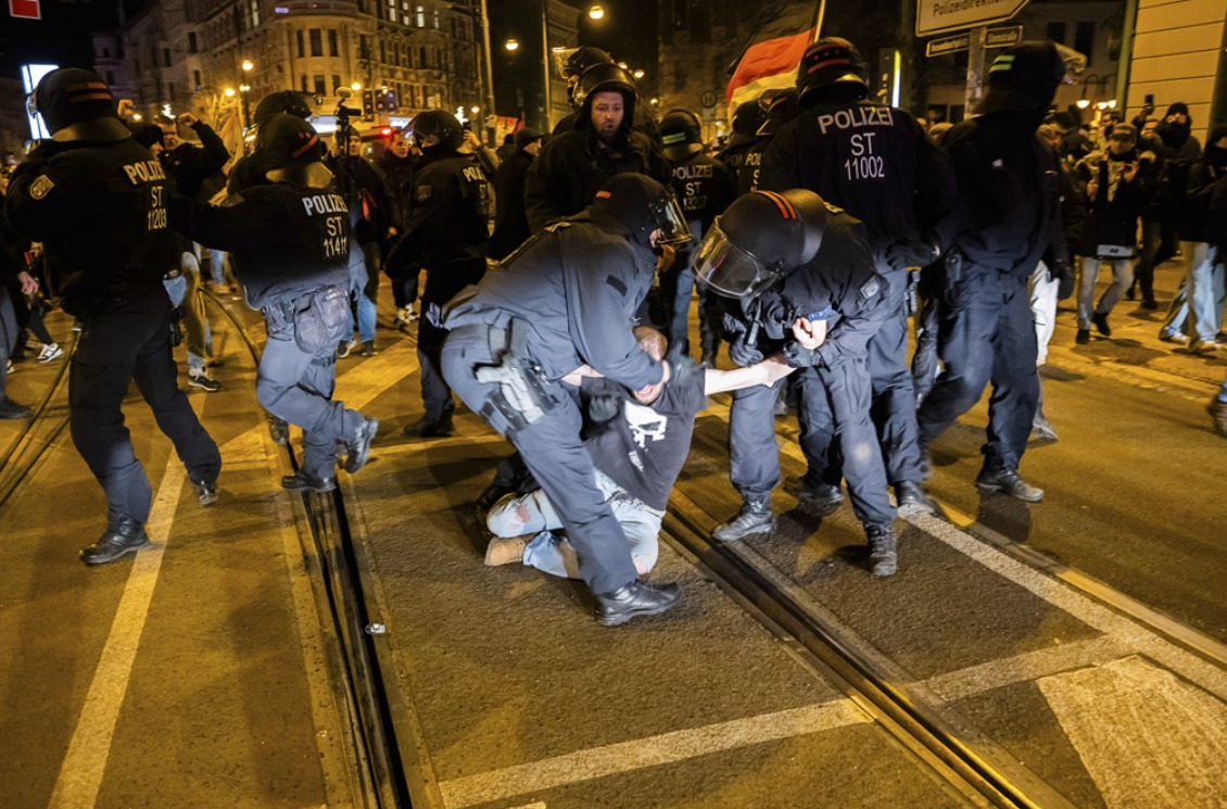 (Фото+видео) Масовни протести во Магдебург додека се одржува комеморација на загинатите во вчерашниот терористички напад