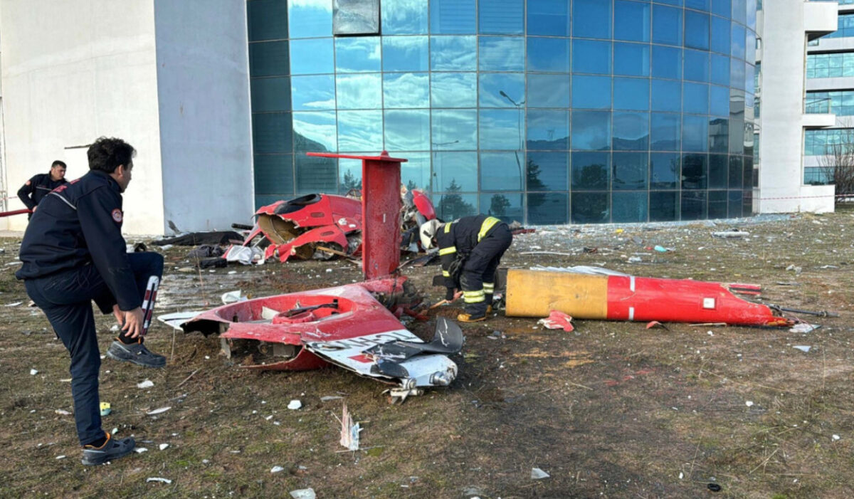 (Фото+видео) Медицински хеликоптер падна врз болница во Турција, има загинати