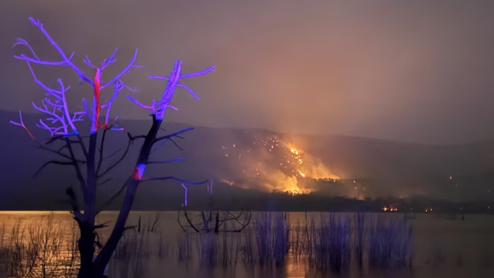 (Фото+видео) Неконтролиран шумски пожар во Австралија, евакуирани стотици жители