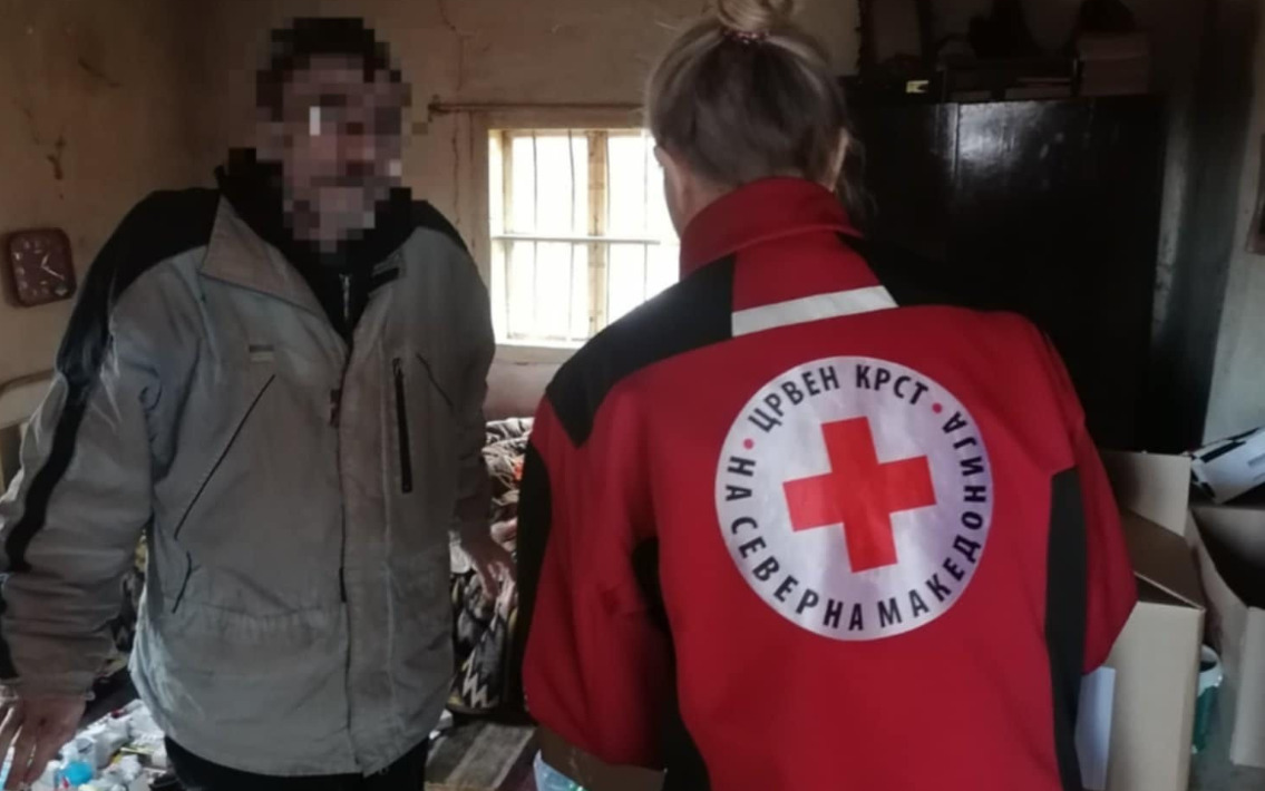 Црвениот крст од Кочани однесе помош за човекот кој на 112 пријави дека три дена е оставен без храна
