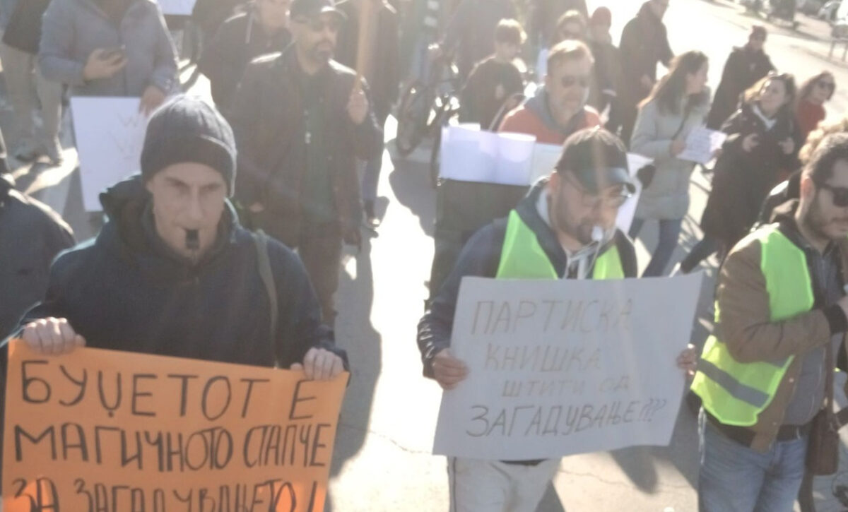 „Воздухот ни е отров, власта ни е глува“ – скопјани излегоа на протест против загадувањето