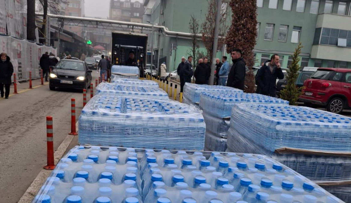 „Кожувчанка“ донира 8,5 тони вода на Клиничкиот центар во Скопје
