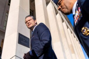 Mинистерот за одбрана на Трамп: Враќаме илјадници војници кои беа отпуштени оти одбија да се вакцинираат