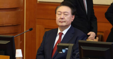 Јужнокорејските истражители бараат од обвинителите да го обвинат Јун за бунт