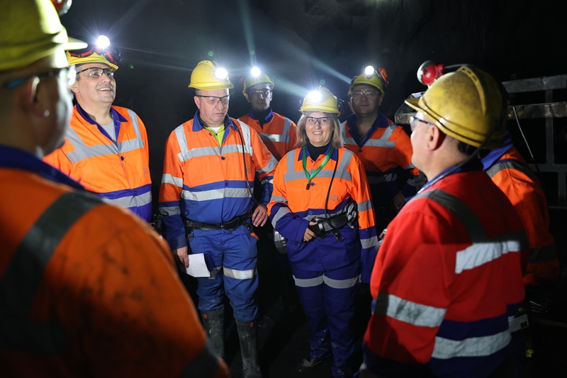 Божиновска во посета на рудникот САСА: Приоритет се одржливи рударски практики и безбедност на рударите
