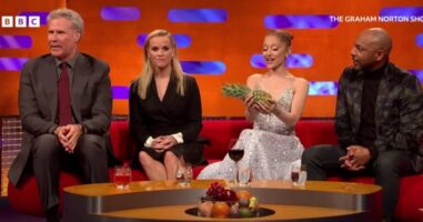 (Видео) Аријана Гранде држеше ананас во текот на цела емисија, па си го смести на совозачкото седиште во автомобилот