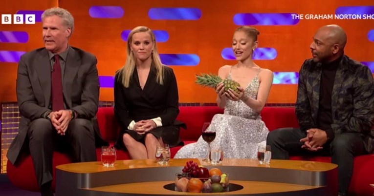 (Видео) Аријана Гранде држеше ананас во текот на цела емисија, па си го смести на совозачкото седиште во автомобилот