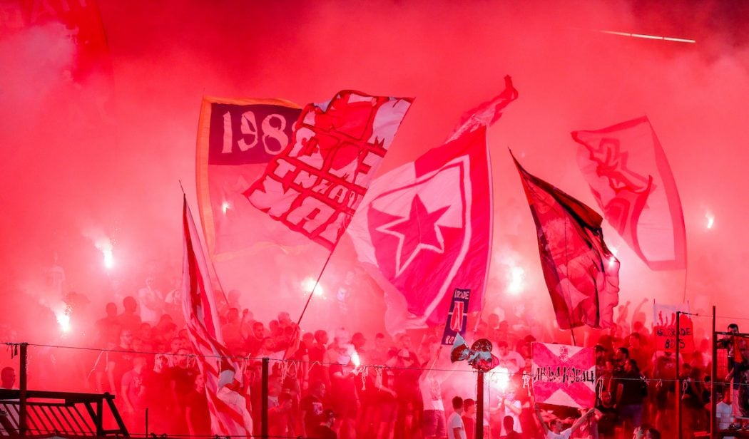 (Видео) Навивачи на Црвена звезда и ПСВ тепаа во центарот на Белград