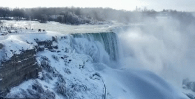 (Видео) Нијагарините водопади покриени со мраз поради екстремната зима