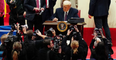 (Видео) Трамп ги потпиша првите извршни наредби пред преполната арена: Можете ли да замислите Бајден да го прави ова, не би рекол