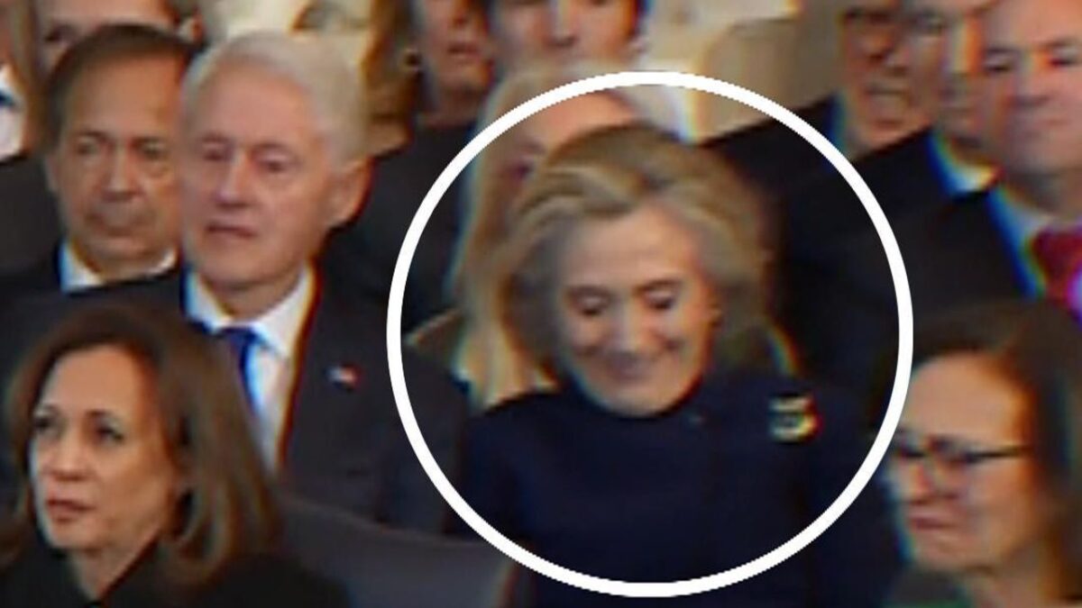 (Видео) Хилари Клинтон се насмеа за време на говорот на Трамп, снимката стана вирална
