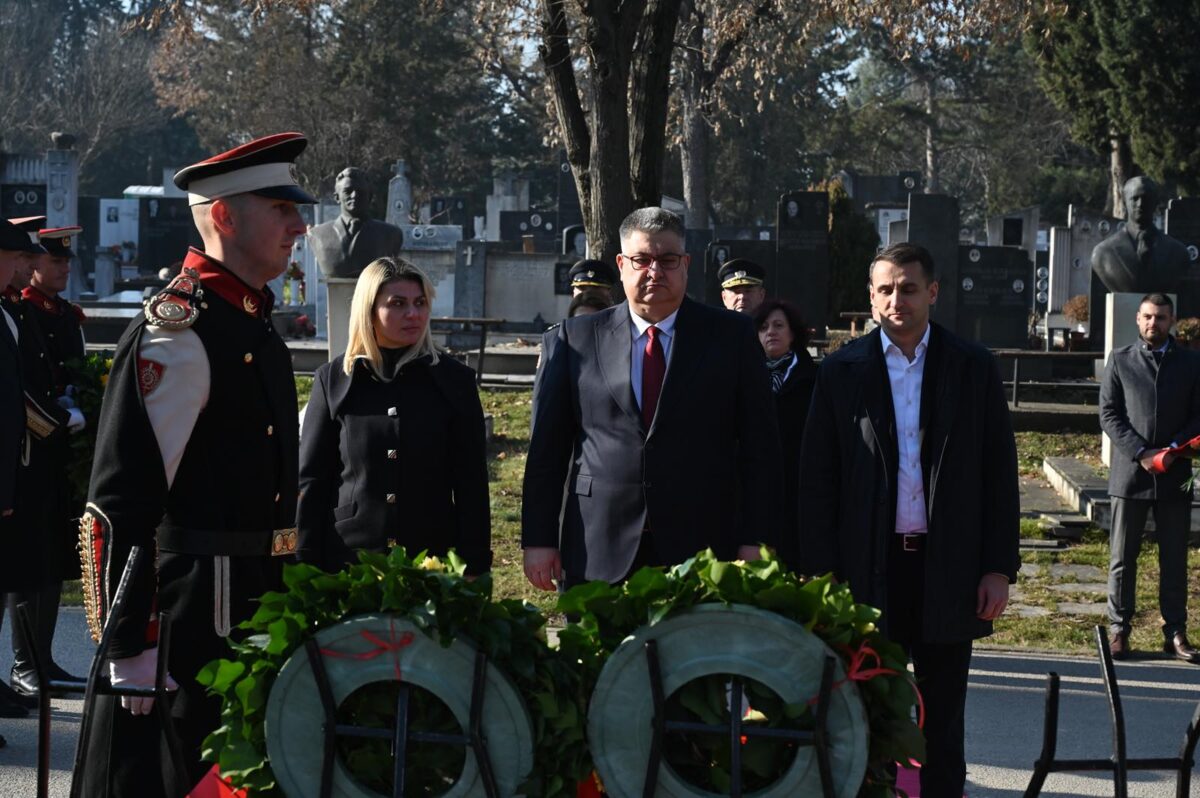 Владина делегација на вечното почивалиште на првиот претседател на независна Македонија, Киро Глигоров