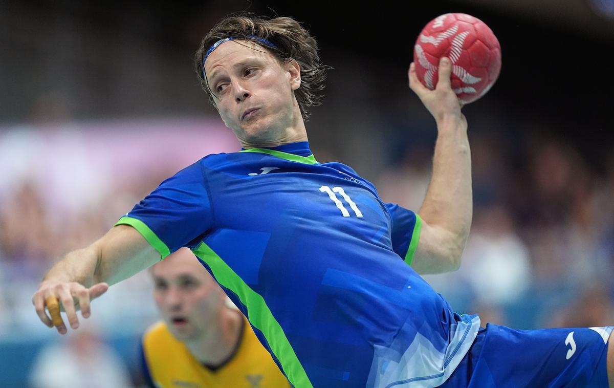 Доленец ќе го замени повредениот Цехте