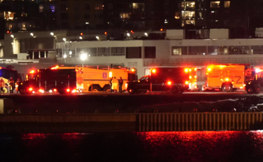 Најмалку 30 тела извлечени од река по судирот на авион и хеликоптер во САД