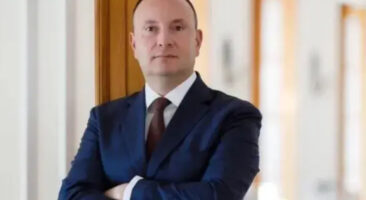 По Вучевиќ и градоначалникот на Нови Сад, Милан Ѓуриќ поднесе оставка