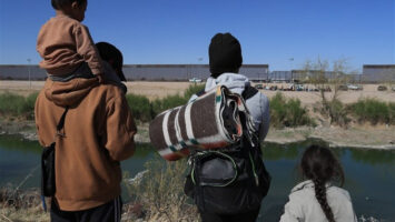 Портпаролката на Белата куќа: САД уапсија 538 илегални мигранти, стотици депортирани