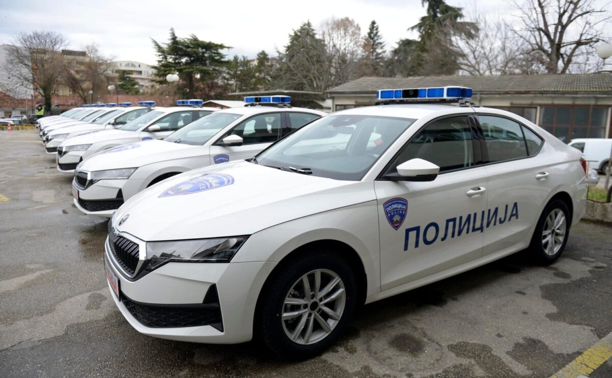 Претреси во Скопје, приведени дилери на дроги и оружје