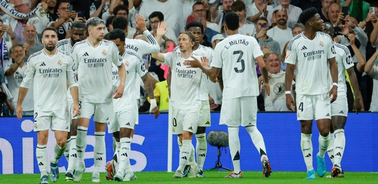 Реал е првиот клуб кој заработил повеќе од милијарда евра во една сезона