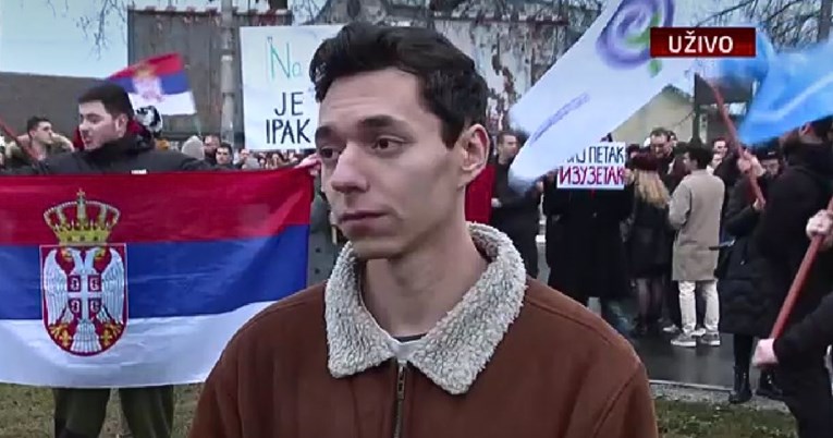 Студент: Го блокиравме автобусот што одеше на собирот на Вучиќ, не растераа 60 полицајци