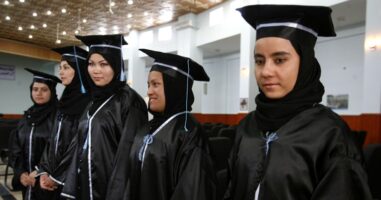 Талибанците ќе им дозволат на Авганистанките да студираат, но во Пакистан