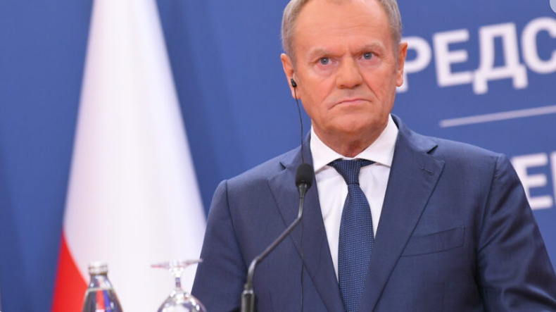 Туск: Падна владата, но не и Вучиќ кој владее со Србија
