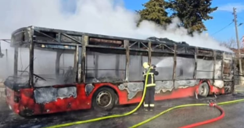 (Фото) Изгоре автобус на ЈСП во Сопиште, патниците се спасиле во последен момент