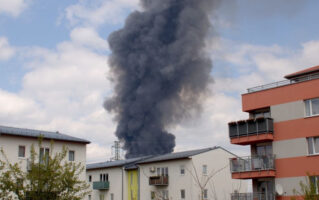 Авион удри во автобус при итно слетување: одекна силна експлозија во Сао Пауло