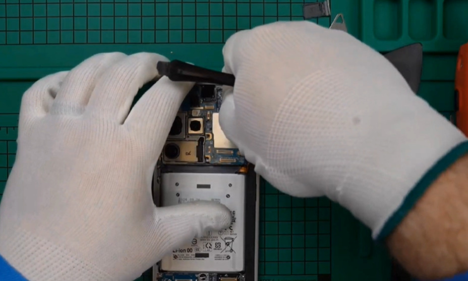 ВИДЕО: Погледнете што има внатре во Samsung Galaxy S25 Ultra
