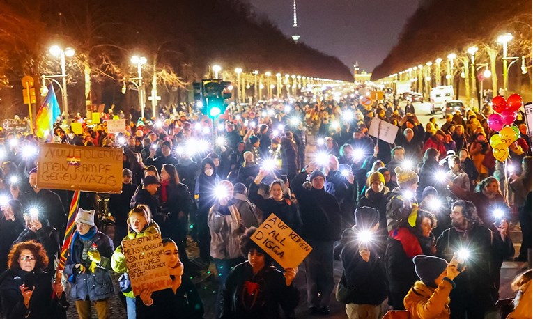 (Видео) 160.000 луѓе излегоа на улиците на Берлин да протестираат против соработката со десницата