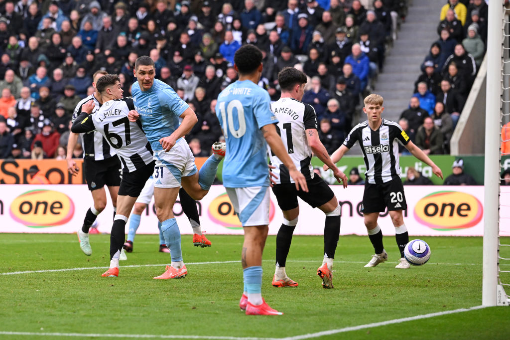 (Видео) Њукасл за 11 минути ги реши „шумарите“, гол со петица постигна Миленковиќ