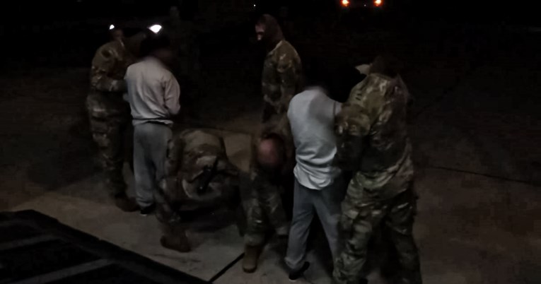 (Видео) Американски авион со илегални мигранти пристигна во Гвантанамо