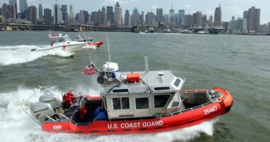 (Видео) Брод се преврте кај Стејтен Ајленд, четворица мртви, еден се уште се води како исчезнат