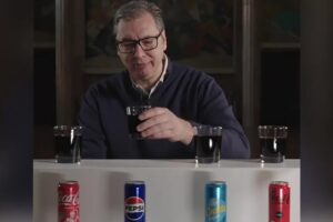 (Видео) Вучиќ во „Тик ток“ предизвик: Решија од мене да направат мечка на панаѓур, ми ставија четири газирани пијалаци, а јас треба да погодувам