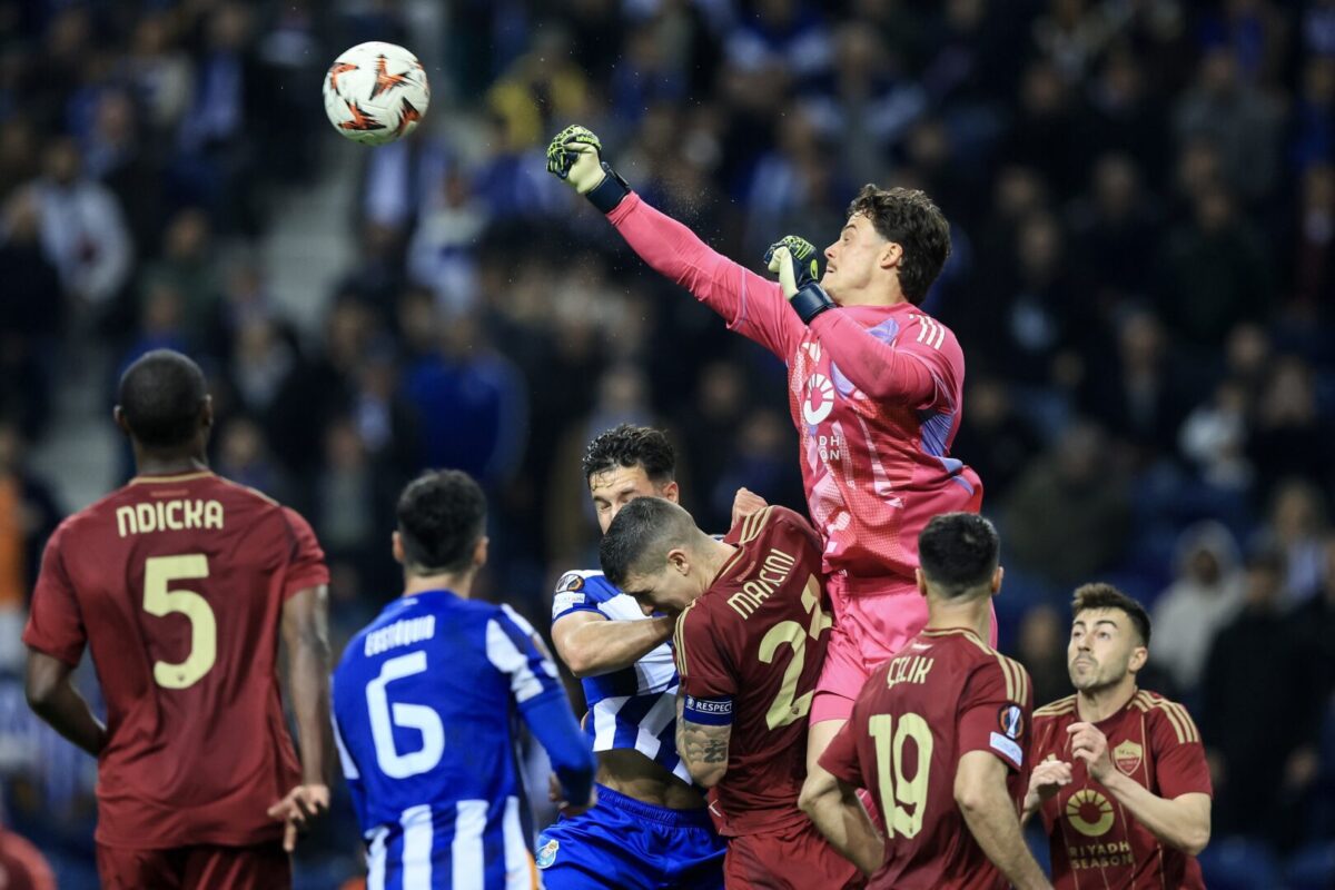 (Видео) Галатасарај прегазен во Алкмар, Порто извлече реми против Рома