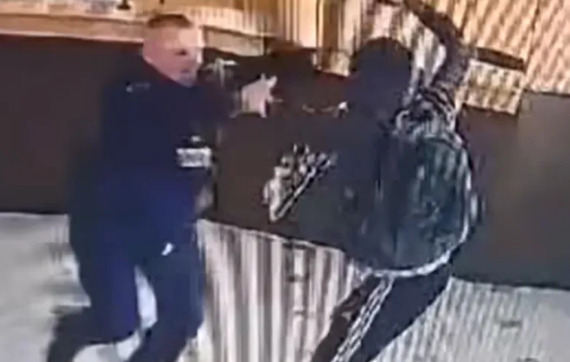 (Видео) Грабеж на банка во Мостар, чуварот со голи раце тргнал кон вооружениот разбојник