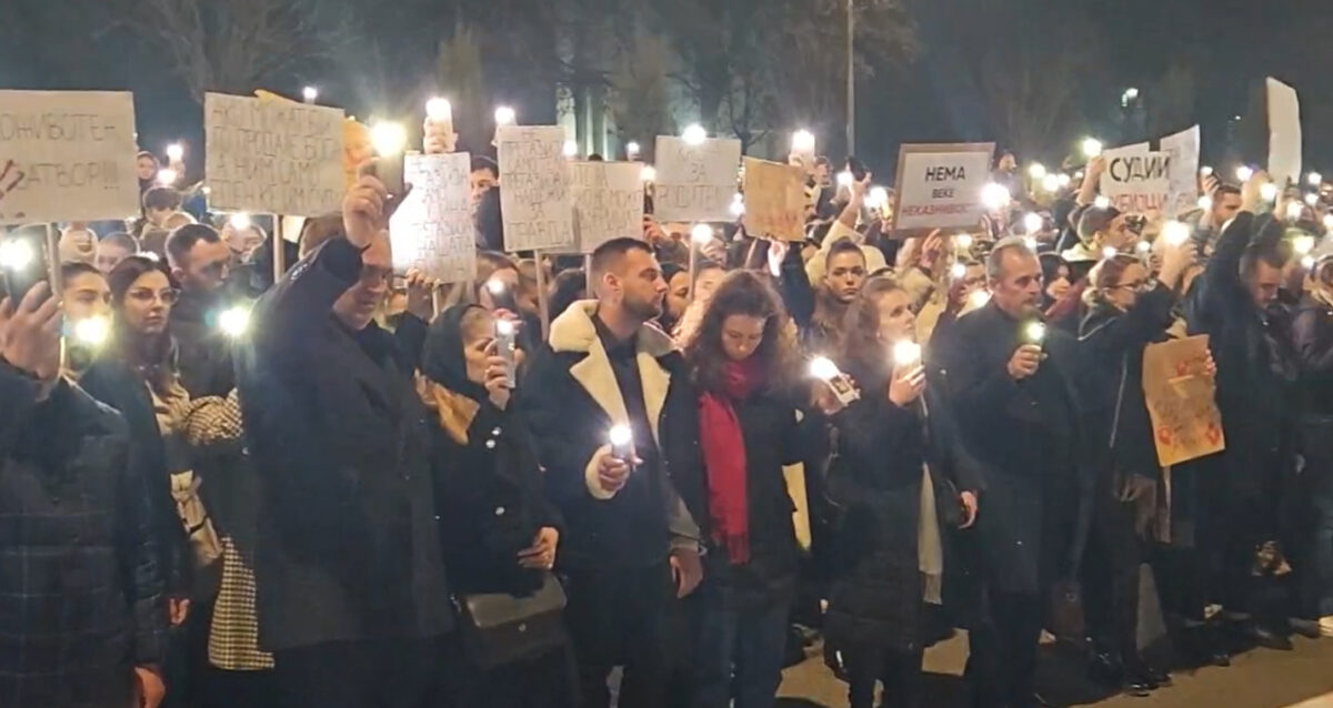 (Видео) Граѓаните пред Кривичен порачаа „Не си одиме!“