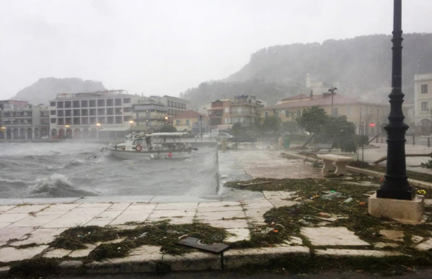 (Видео) Додека има разорни земјотреси на Санторини, возила пливаат во порои на Закинтос и Кефалонија