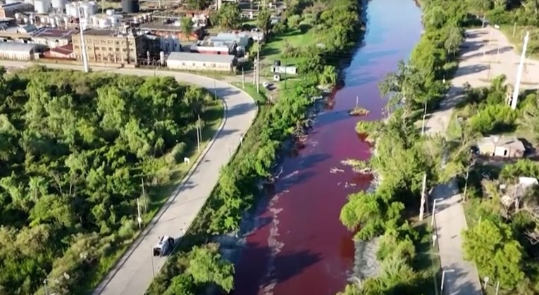 (Видео) Канал во Аргентина наеднаш стана црвен, луѓето се вознемирени