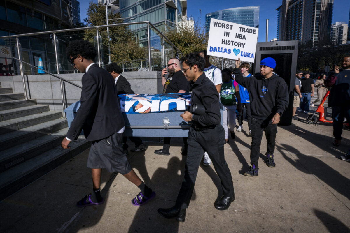 (Видео) Навивачите протестираат поради Дончиќ, извадија и мртовечки ковчег