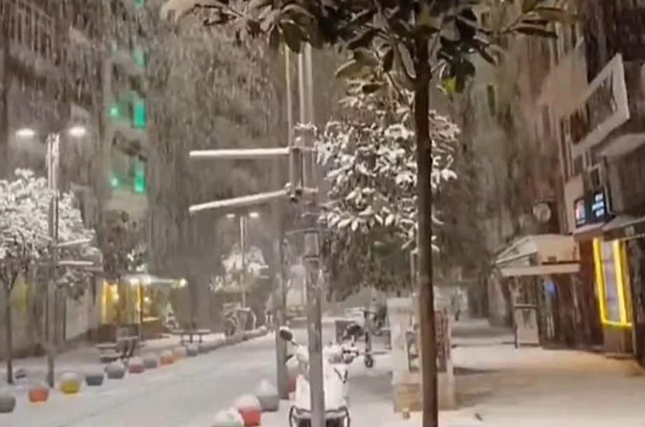 (Видео) Снегот го блокираше Истанбул: откажани бројни летови, одложено училиштето, а најстудениот ден е најавен за денеска