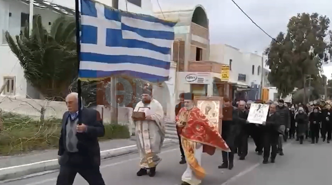 (Видео) Со литија против земјотресите: Грците изнесоа мошти од светци на улиците, постојано се молат