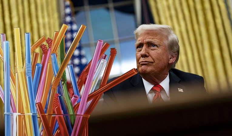 (Видео) Трамп: Се враќаме на пластичните сламки, пластиката нема да има големо влијание врз ајкулите